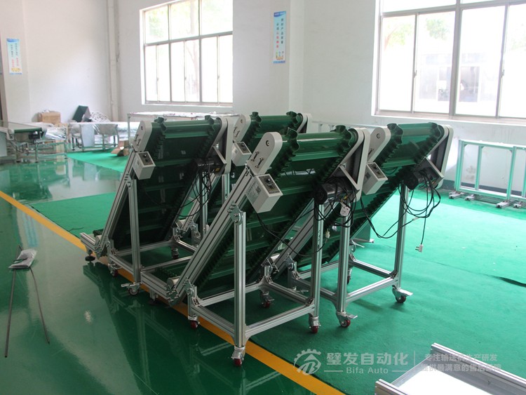 壓輪加護(hù)罩低端帶平臺(tái)裙邊擋板小型輸送機(jī)