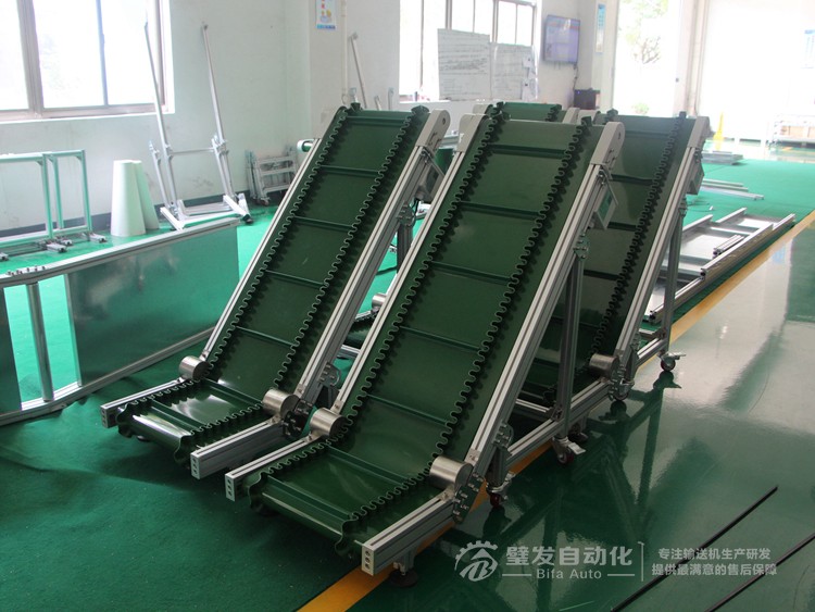 壓輪加護(hù)罩低端帶平臺(tái)裙邊擋板小型輸送機(jī)