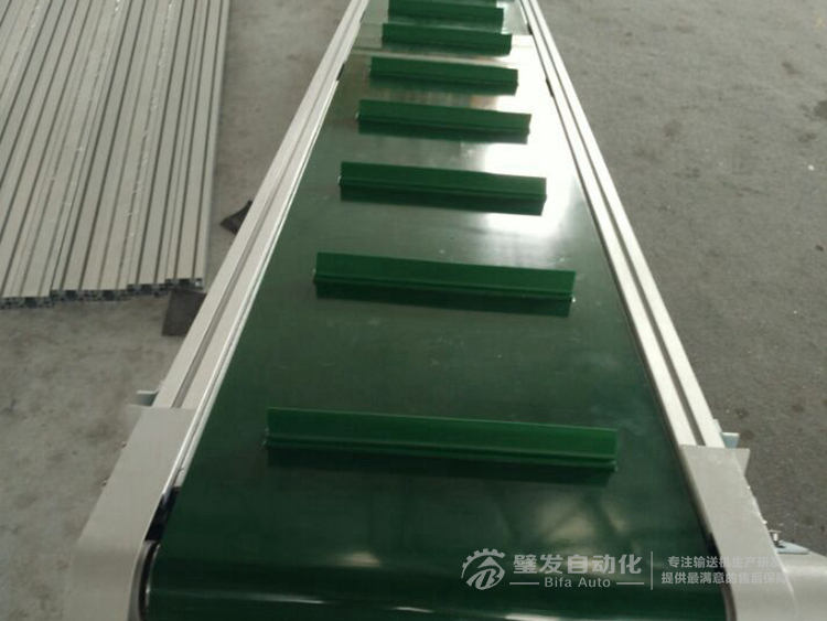 帶平臺擋板爬坡輸送機 帶平臺擋板爬坡輸送機