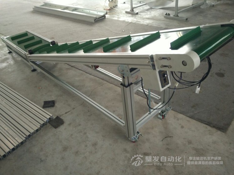 帶平臺擋板爬坡輸送機 帶平臺擋板爬坡輸送機