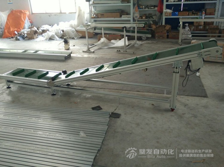 帶平臺擋板爬坡輸送機 帶平臺擋板爬坡輸送機