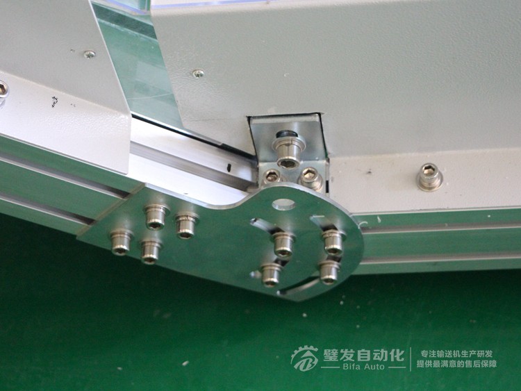 低端加平臺導條擋板上方加透明亞克力護罩爬坡皮帶輸送機 低端加平臺導條擋板上方加透明亞克力護罩爬坡皮帶輸送機