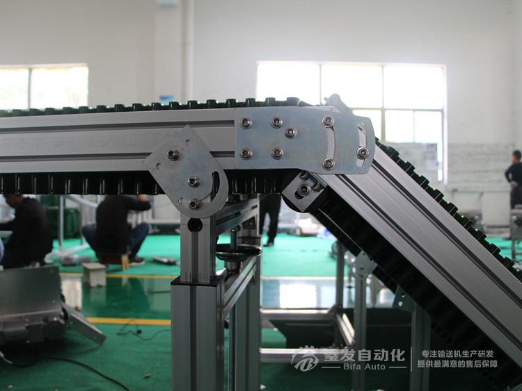 低端平臺精研電機不銹鋼擋邊料斗爬坡輸送機