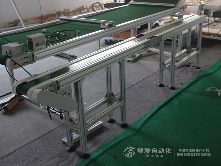 加防跑偏導(dǎo)條中間斷開小型非標(biāo)皮帶輸送機 加防跑偏導(dǎo)條中間斷開小型非標(biāo)皮帶輸送機